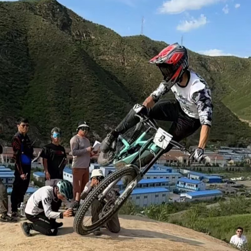 أحذية AVITUS للدراجات الجبلية  - مراجعة Commuting On Mountain Bike وسعره